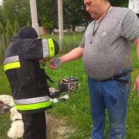 Біля заправки на Тернопіллі загорілась машина. У водія обпечені руки