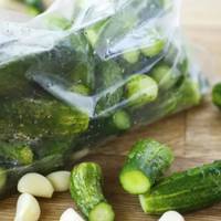 Швидкі малосольні огірки в пакеті з олією і часником: 3 години – і готові