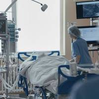 Трагедія: чоловік впав на скляну конструкцію і загинув