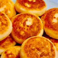 Сирники, знайомі всім з дитинства: рецепт маминої смакоти