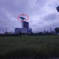 У Тернополі чоловік з каністрою виліз на рекламний щит та влаштував пожежу. ВІДЕО