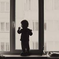 У Тернополі рятували хлопчика, який стояв біля відчиненого вікна на 8-му поверсі (Відео)