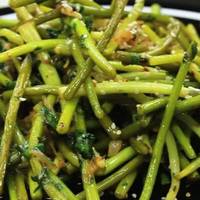 У міру гостра закуска з стрілок часнику: їмо як самостійну страву і додаємо в овочеві салати