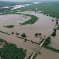 На Тернопільщині у Коропці річка вийшла з берегів і топить оселі (ВІДЕО)