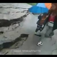Ніби у фільмі про апокаліпсис: моторошні кадри, як в Карпатах обвалюється дорога прямо під ногами людей (ВІДЕО)
