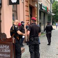 Закрите кафе та люди зі зброєю. У Тернополі конфлікт через приміщення у центрі міста. Відео