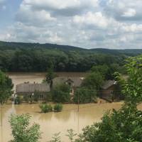 Відселені у підтопленому Коропці люди змушені жити на підлозі в школі та у церкві (відео)