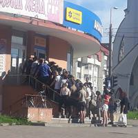 Карантин? Не чули: в Тернополі люди скупчилися у черзі за вживаним одягом. ФОТО