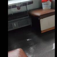 “Потоп у поїзді Укрзалізниці”: з’явилося відео, як пасажирів заливає водою прямо у вагоні (ВІДЕО)