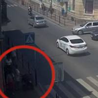 У Тернополі таксист на швидкості пронісся по пішохідному переході та ледь не збив маму з візочком. Відео