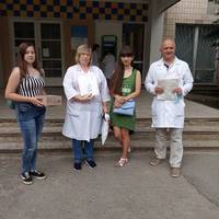 У Збаражі випускники замість ошатного вбрання купили лікарям необхідне