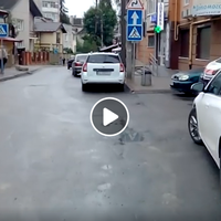На одній із вулиць Тернополя водії постійно паркуються на пішохідних переходах (відео)