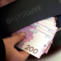 Кому на Тернопільщині скільки платять: лікар – 4800, водій тролейбуса – 15800, головний технолог – 40000