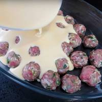 Заливний пиріг з м’ясними кульками — такі рецепти треба пробувати та повторювати