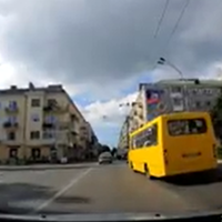 У Тернополі водій маршрутки ледь не спричинив ДТП (відео)