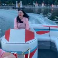 Відома телеведуча ТСН сіла за кермо човна на ставі у Тернополі (фото+відео)