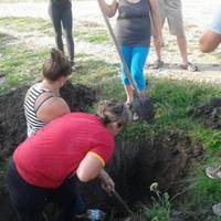 Два дні центр без води: у Баворові жінки самі взялися відкопувати собі воду (фото)