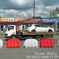 У Тернополі біля ринку авто забрали на штраф-майданчик. Фото