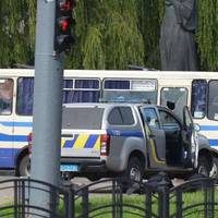 У Луцьку озброєний чоловік захопив автобус з пасажирами, серед заручників тернополянка. ВІДЕО