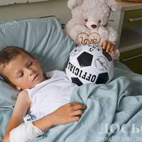 М’яч та 40 тисяч гривень передали постраждалому у ДТП Юрчику поліціанти Тернопільщини