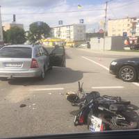 ДТП біля McDonald's: у Тернополі зіткнулися автівка та мотоцикл