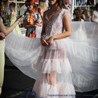 Тернопільська випускниця дефілювала у сукні з найдовшим шлейфом в Україні (фоторепортаж)