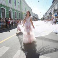 У Тернополі скандал через найдовший шлейф випускниці (фото, відео)