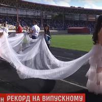 “Захват і обурення”: сукня зі 100-метровим шлейфом, відверті подробиці встановлення рекорду (ВІДЕО)