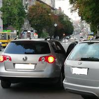 У Тернополі водій залишив автівку просто посеред вулиці