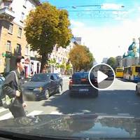 “Вибіг несподівано на дорогу”: ДТП у центрі Тернополя, водії звинувачують пішохода (ВІДЕО)