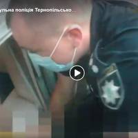 У Тернополі на даху під’їзду сидів голий чоловік (ВІДЕО)