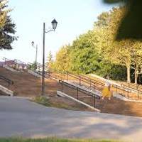 Біля літака побудували зручні сходи, в парку встановили нові лавки