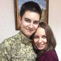 “Знімай чорний одяг, не ганьбися”: мати померлого сина Павліка звернулася до дружини співака