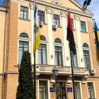 Тернопіль на знак підтримки Білорусі вивісив біло-червоно-білий прапор