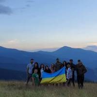 Тернополяни розгорнули на вершині гір синьо-жовтий прапор (фото)