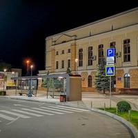 У Тернополі встановили зупинку формату «поцілуй і їдь» (фото)