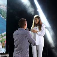 У Тернополі під час концерту до Дня міста хлопець на сцені романтично освідчився дівчині (ФОТО)