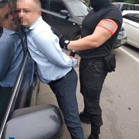 Вимагав 37 тисяч доларів хабаря: з’явилося відео затримання начальника управління ДФС у Тернопільській області