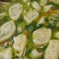 Курячий суп з часниковими галушковими рулетами