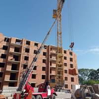 У Тернополі на будмайданчику рятували машиніста крана, якому стало погано (фото)