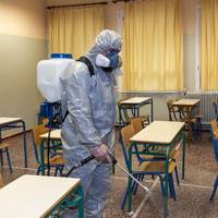 Кабмін дозволив школам та дитсадкам працювати в «червоних зонах»