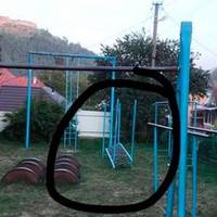 На Тернопільщині металева конструкція спортивного майданчика впала на дітей