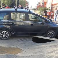 У Тернополі на вулиці Коновальця в яму провалився автомобіль Peugeot