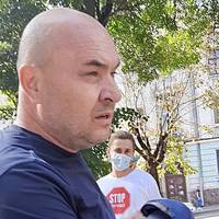 У Тернополі бізнесмен-боржник бігав від журналістів та показував середній палець (відео)