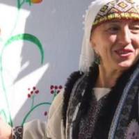 Жінка з Чортківщини розмалювала свою 100-літню хату кольоровими візерунками (відео)