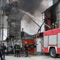 У селі поблизу Тернополя спалахнула зернова сушка: гасили пожежу понад 4 години (фото)