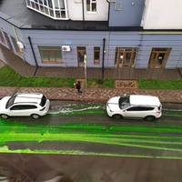 Безкоштовна мийка, або пінна вечірка для автівок: вулицю в Тернополі залило невідомою зеленою речовиною (ФОТО)