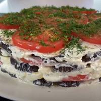 Торт-закуска з баклажанів йде зі столу в першу чергу. Дуже смачна страва, та й готувати її простіше простого