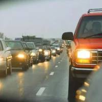 З 1 жовтня в Україні починає діяти правило, яке зобов'язує водіїв рухатися поза населеними пунктами з включеним ближнім світлом фар або запаленими ходовими вогнями.