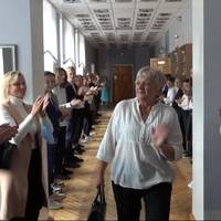 Коридор пошани за 36 років вчителювання: у Тернополі в школі влаштували неймовірні проводи на пенсію улюбленій вчительці (ВІДЕО)